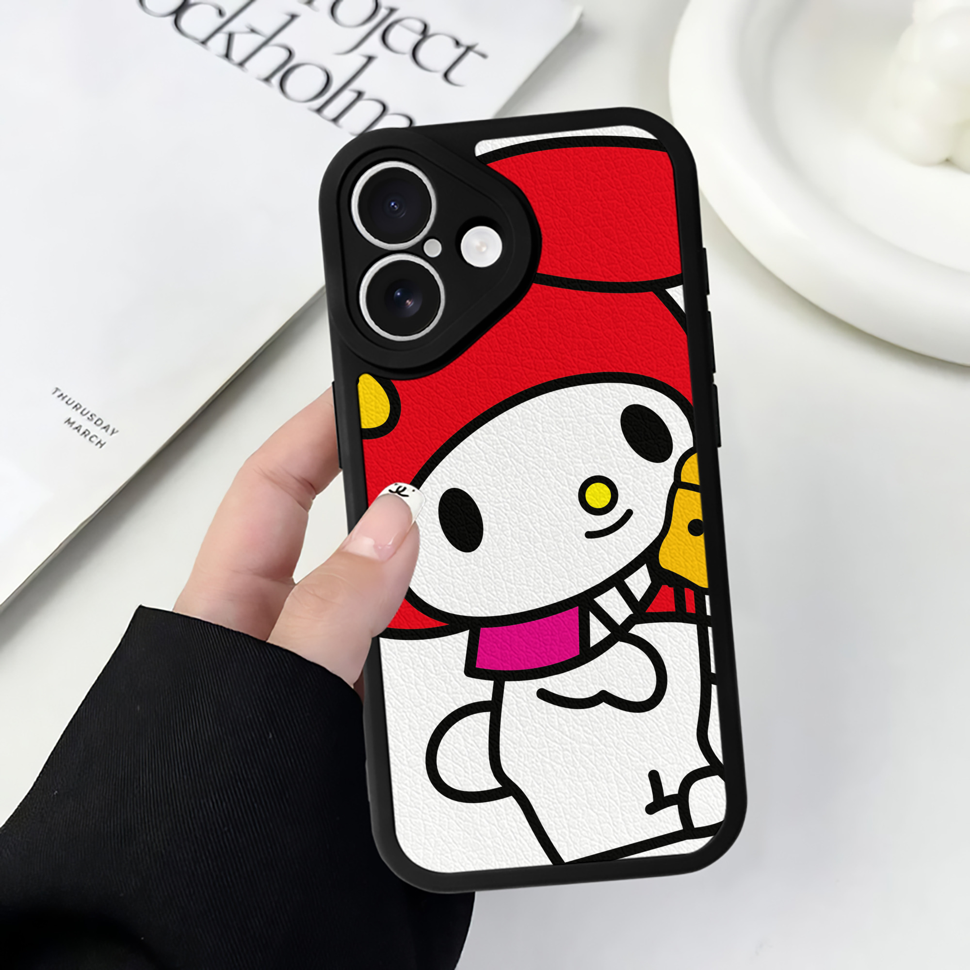 （画像用） Hello Kitty ハローキティ 【iPhone 16シリーズ対応】シリコンスマホケース（レザー調） 材質：シリコン